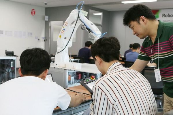 경기도 평택시 LG전자 러닝센터에서 협력사 직원들이 로봇 자동화 교육을 받고 있다.ⓒLG전자