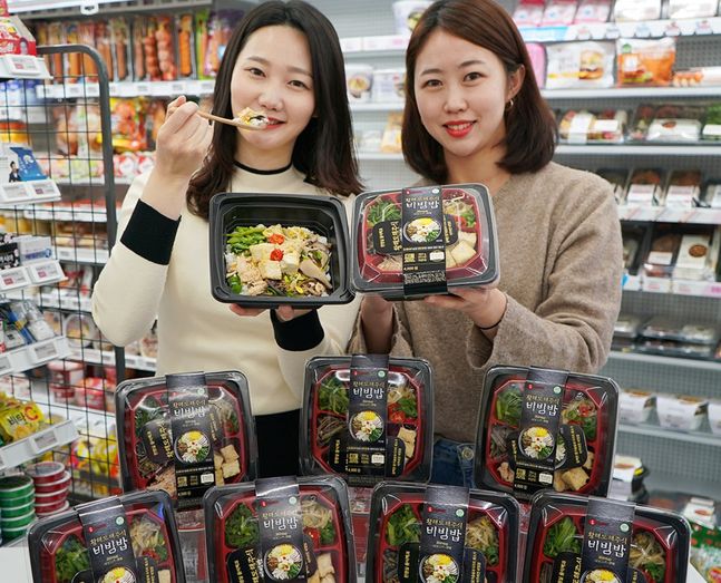 26일 모델들이 세븐일레븐에서 ‘황해도 해주식 비빔밥’을 선보이고 있다.ⓒ세븐일레븐