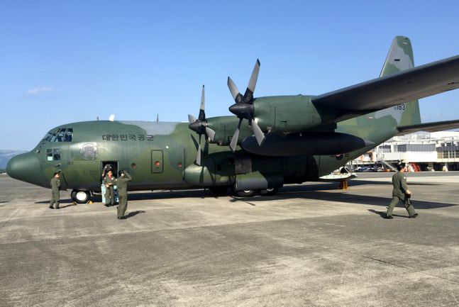 2016년 일본 지진 피해 구호를 위해 10만 달러 상당의 구호물품을 싣고 떠난 군 수송기(C-130)가 22일 일본 구마모토현에 도착해 정부 및 군 관계자들이 이동하고 있다.ⓒ뉴시스