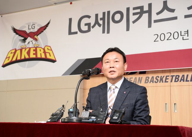 조성원 감독이 27일 서울 신사동 KBL 센터에서 열린 기자회견을 통해 새 시즌 각오와 목표를 밝히고 있다. ⓒ KBL