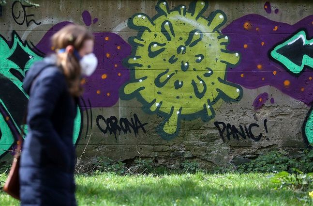 영국 스코틀랜드 에딘버러에서 한 여성이 코로나19 관련 벽화 앞을 지나고 있다.ⓒ뉴시스