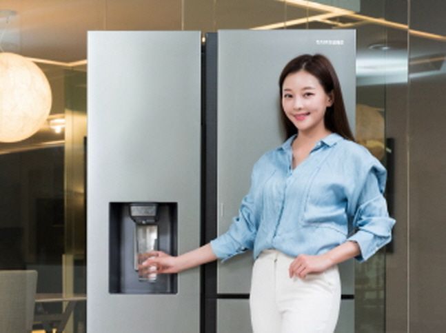 삼성전자 모델이 경기도 수원 삼성전자 디지털시티 프리미엄하우스에서 정수기를 탑재한‘양문형 정수기 냉장고’신제품을 소개하고 있다.ⓒ삼성전자