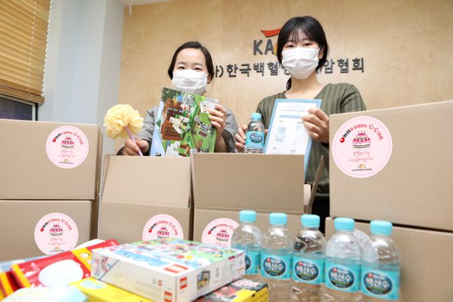 한국백혈병소아암협회 직원들이 농심 심심키트를 포장하고 있다 ⓒ농심