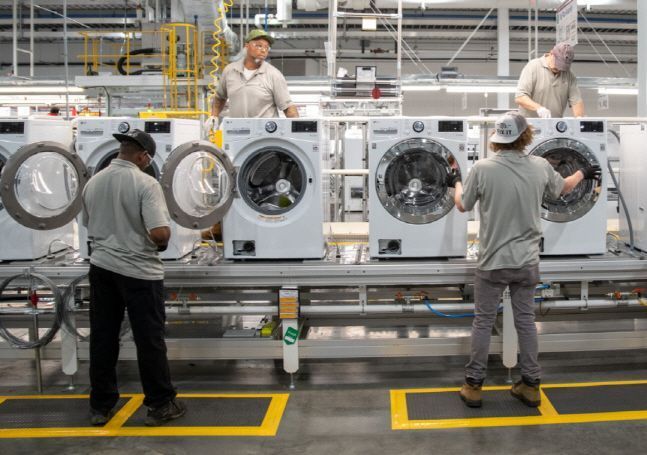 미국 테네시주 클락스빌에 위치한 LG전자 세탁기 공장에서 직원들이 제품을 생산하고 있다.ⓒLG전자