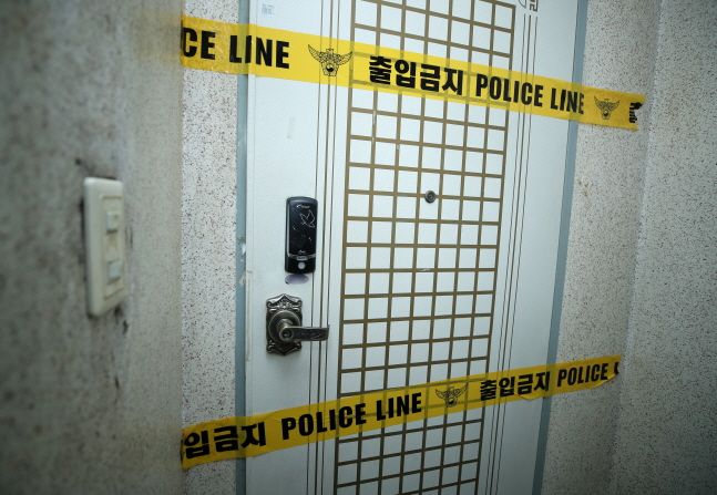 할머니와 손자의 시신 2구가 발견된 서울 동작구의 한 빌라에 폴리스라인 테이프가 붙어 있다.ⓒ뉴시스
