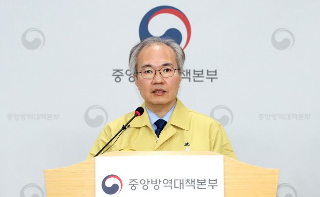 권준욱 중앙방역대책본부 부본부장이 28일 충북 청주 질병관리본부에서 정례브리핑 통해 신종 코로나바이러스 국내발생현황을 발표하고 있다.ⓒ뉴시스