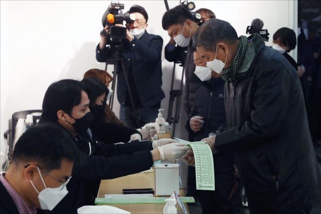 제21대 국회의원 총선거 투표일인 15일 오전 서울 종로구 혜화 제3투표소에서 시민들이 투표 전 본인확인과 투표용지 수령을 하고 있다. ⓒ데일리안 홍금표 기자