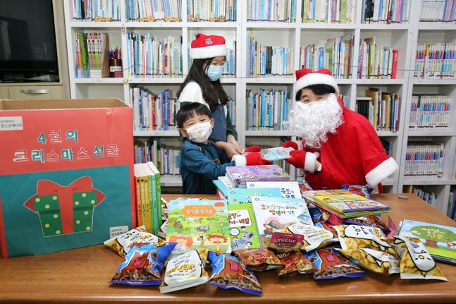 포스코에너지가 코로나19로 지친 어린이들을 위해 일일 산타로 깜짝 변신해 어린이들에게 ‘4월의 크리스마스’를 선물했다.ⓒ포스코에너지