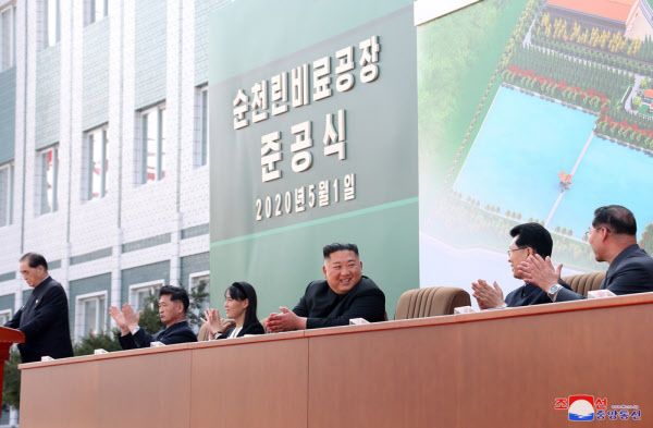 지난 1일 북한 김정은 국무위원장이 평남 순천인비료공장 준공식에 김여정 노동당 제1부부장 등과 함께 참석해 박수를 치고 있다. ⓒ조선중앙통신