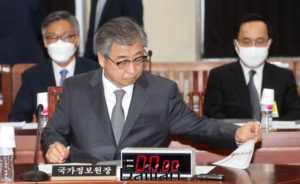 서훈 국가정보원장이 6일 오전 국회에서 열린 정보위원회 전체회의에 출석해 자료를 보고 있다. ⓒ데일리안 박항구 기자