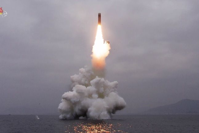 지난 해 10월 북한이 동해 원산만 수역에서 잠수함 발사 탄도미사일(SLBM) 북극성-3형을 시험발사하고 있는 모습. ⓒ조선중앙TV