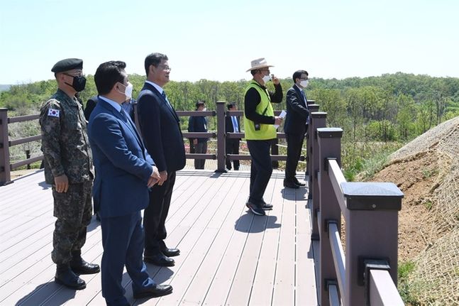 김연철(왼쪽 세 번째) 통일부 장관이 6일 경기 파주시 DMZ 평화의길 파주 구간을 방문해 철거 GP를 점검하고 있다. ⓒ통일부 제공
