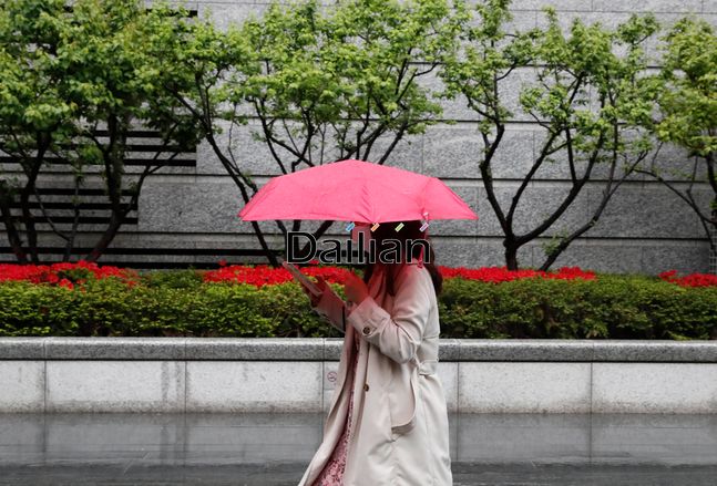 절기상 봄비가 내려 백곡을 기름지게 한다는 '곡우'인 지난 4월 19일 오후 서울 영등포구 일대에서 우산을 쓴 시민이 걷고 있다.ⓒ뉴시스