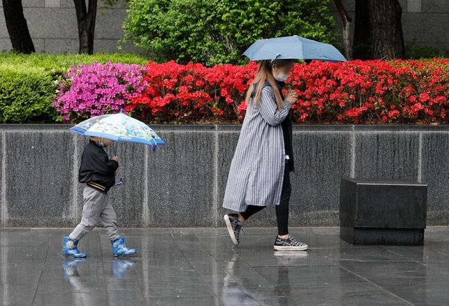 서울 영등포구에서 시민들이 우산을 들고 거리를 걷고 있다. ⓒ뉴시스