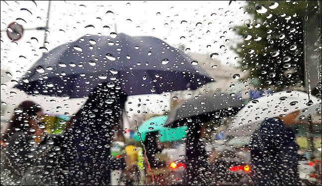 오전 전국 대부분 지역에 비가 내리는 가운데 시민들이 발걸음을 서두르고 있다. ⓒ데일리안 박항구 기자