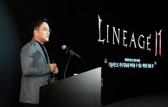지난해 9월 김택진 엔씨소프트 대표가 다중접속역할수행게임(MMORPG)' 리니지2M을 소개하고 있다.ⓒ엔씨소프트