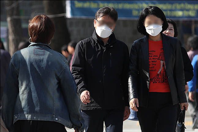 서울 중구 서울광장에 마스크를 쓴 시민들이 길을 걷고 있다.(자료사진) ⓒ데일리안 류영주 기자