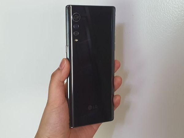 LG전자 전략 스마트폰 ‘LG 벨벳’을 한 손에 쥔 모습.ⓒ데일리안 김은경 기자