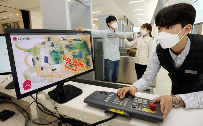 서울 강서구 LG사이언스파크에 있는 LG디스플레이 연구소에서 AI가 엑스레이 사진을 분석해 보안담당자에게 전달한 모습.ⓒLG CNS