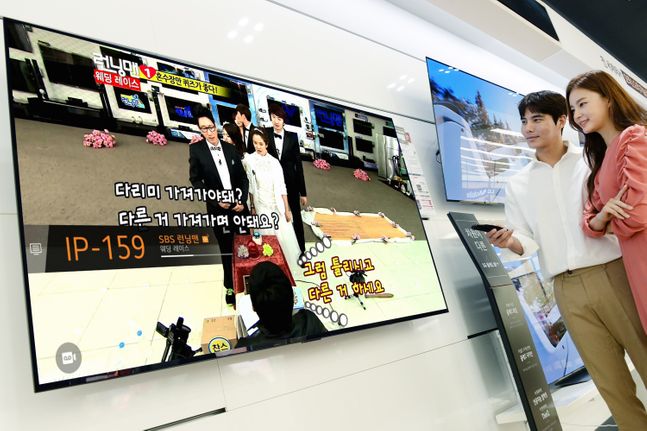 LG전자가 인터넷이 연결된 LG TV에서 고객이 다양한 콘텐츠를 무료로 시청할 수 있는 ‘LG 채널’ 서비스를 대폭 확대한다고 13일 밝혔다. 사진은 모델이 서비스를 이용하고 있는 모습.ⓒLG전자