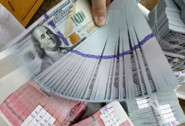 국내 증권 시장에서 외국인 주식 투자자금이 최근 한 달 동안 40억달러 넘게 빠져나간 것으로 나타났다.ⓒ뉴시스