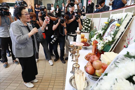 일본군 위안부 피해자 이용수 할머니가 지난 2017년 7월 25일 오전 경기도 광주시 퇴촌면 나눔의집에서 열린 일본군 위안부 피해자 고 김군자 할머니의 노제에서 작별인사를 하고 있다. ⓒ데일리안 홍금표 기자