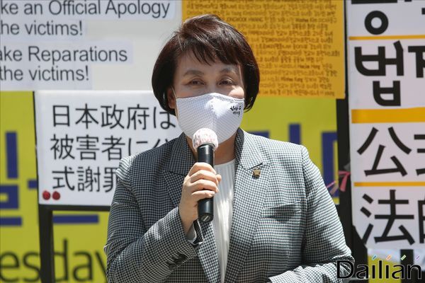 정춘숙 더불어민주당 의원이 13일 오후 서울 종로구 일본대사관 앞에서 정의기억연대 후원금 회계 논란 후 처음으로 열린 수요집회에서 발언을 하고 있다. ⓒ데일리안 홍금표 기자