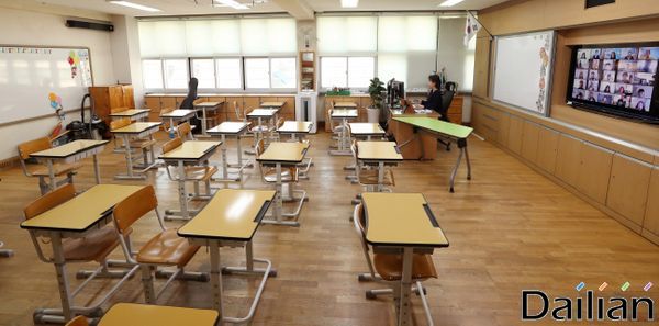 서울의 한 학교 교사가 텅 빈 교실에서 쌍방향 온라인 수업을 진행하고 있다(자료사진). ⓒ데일리안 류영주 기자