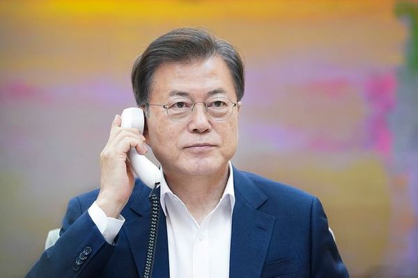 문재인 대통령이 13일 오후 시진핑 중국 국가 주석과 전화 통화를 하고 있다. ⓒ청와대