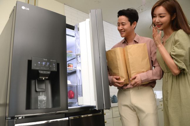 LG전자 모델들이 오는 20일 음성만으로 냉장고 문이 열리고 위생관리는 보다 철저해진 ‘LG 디오스 얼음정수기냉장고’를 소개하고 있다.ⓒLG전자