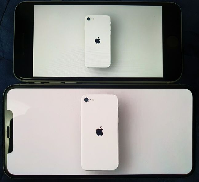 애플 ‘아이폰SE’(위쪽)와 ‘아이폰XS 맥스’로 동영상을 재생한 모습.ⓒ데일리안 김은경 기자