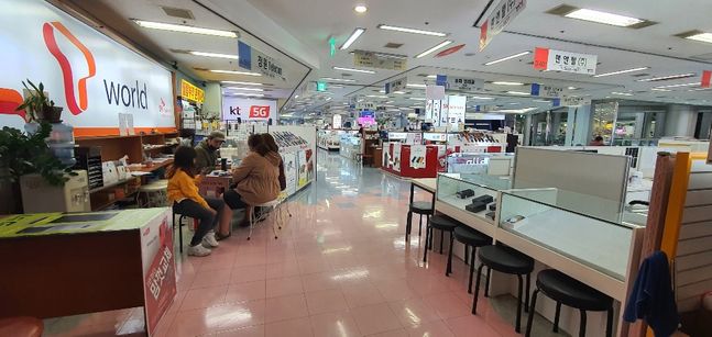 LG전자 전략 스마트폰 ‘LG 벨벳’ 출시일인 15일 오후 서울 강변 테크노마트 스마트폰 집단상가 한 판매점에서 고객들이 상담을 받고 있다.ⓒ데일리안 김은경 기자