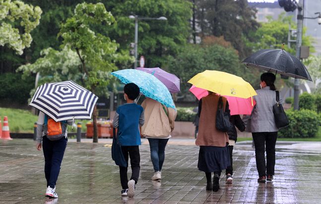 전국적으로 비가 내린 9일 오전 서울 중구 세종대로에서 시민들이 우산을 쓰고 이동하고 있다.ⓒ뉴시스