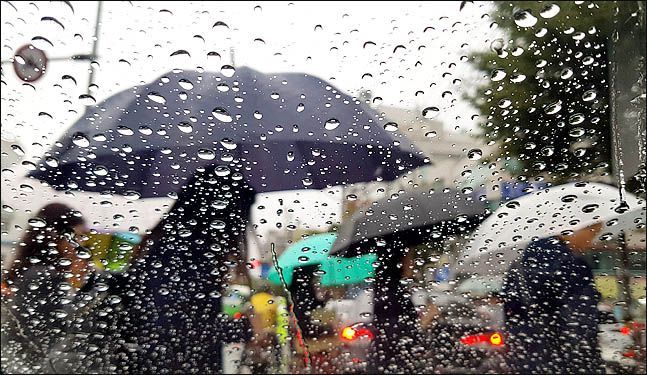비가 내리는 가운데 시민들이 발걸음을 서두르고 있다. ⓒ데일리안 박항구 기자