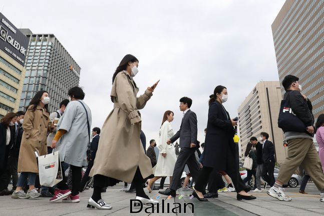전국에 요란한 봄비가 내린 직후, 서울 종로구 광화문 네거리에 시민들이 발걸음을 옮기고 있다(자료사진). ⓒ데일리안 류영주 기자
