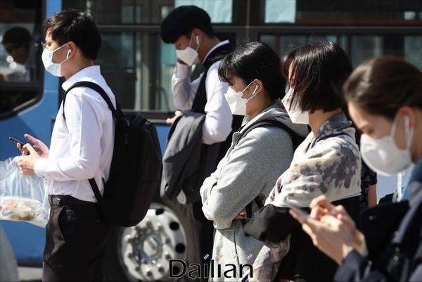 서울 종로구 광화문네거리에서 시민들이 마스크를 착용한 채 출근길에 나서고 있다.(자료사진)ⓒ데일리안 홍금표 기자