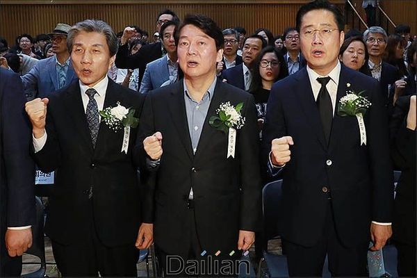 안철수 국민의당 대표와 이태규 의원이 지난 2018년 5월 18일에 열린 5·18 민주화운동 38주년 서울기념식에서 임을 위한 행진곡을 제창하고 있다(자료사진). ⓒ데일리안 류영주 기자