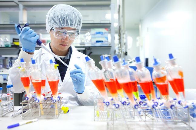 SK바이오사이언스 연구원이 백신 생산을 위한 연구를 진행하고 있다. ⓒSK바이오사이언스