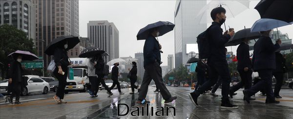 오늘 내린 비가 주말 아침까지 계속될 것으로 예상되고 있는 가운데 15일 오후 서울 광화문네거리 교차로에서 우산을 쓴 시민들이 길을 지나고 있다. ⓒ데일리안 홍금표 기자