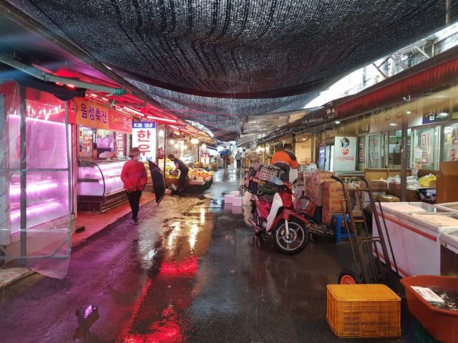19일 오전 서울 마포구 공덕시장. 아침부터 비가 내린 탓에 시장은 썰렁했다.ⓒ데일리안