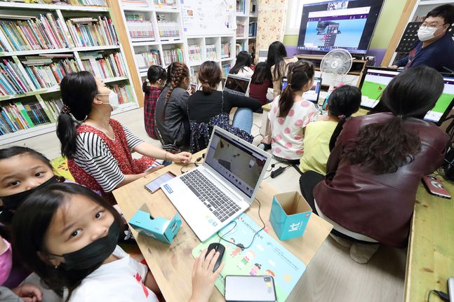 지난 19일 서대전 지역아동센터 아이들이 KT 화상 회의 시스템을 통해 ‘VR 콘텐츠 제작하기’ 체험형 수업에 참여하고 있다.ⓒKT