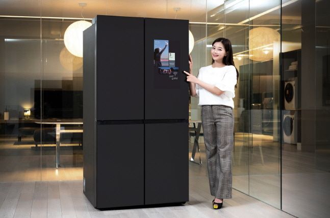 삼성전자 모델이 경기도 수원 삼성전자 디지털시티 프리미엄하우스에서 패밀리허브가 적용된 비스포크 냉장고 신제품을 소개하고 있다.ⓒ삼성전자