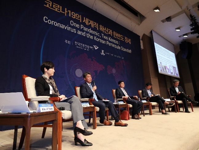 20일 서울 중구 한국프레스센터에서 '코로나19의 세계적 확산과 한반도 정세' 토론회가 열리고 있다 . ⓒ뉴시스