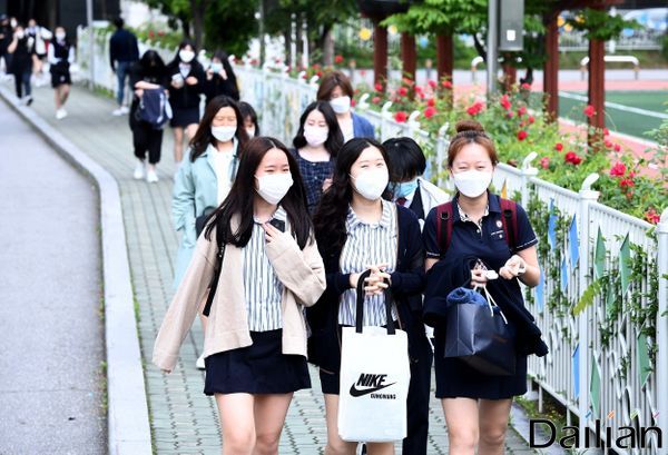 코로나19로 미뤄진 등교 개학이 시작된 20일 오전 서울 송파구 창덕여자고등학교에서 고3 학생들이 등교를 하고 있다. ⓒ데일리안 류영주 기자주