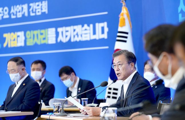 문재인 대통령이 21일 서울 강남구 삼성동 한국무역협회에서 열린 '위기극복을 위한 주요 산업계 간담회'에서 모두발언을 하고 있다. ⓒ청와대