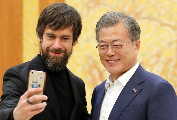 문재인 대통령이 2019년 3월 21일 청와대에서 잭 도시 트위터 CEO와 만나 사진 촬영을 하고 있는 모습. ⓒ청와대