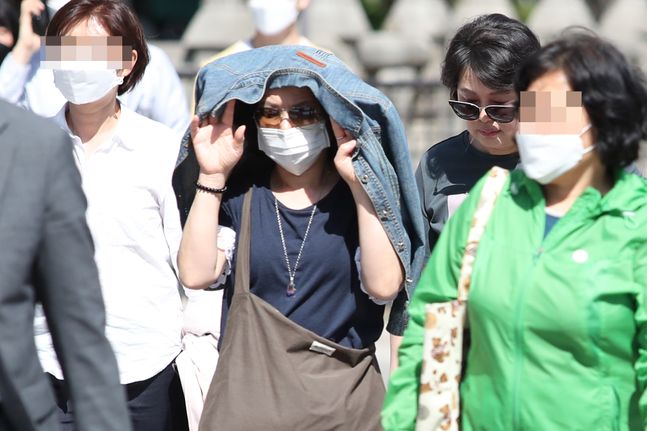 서울의 낮 최고기온이 28도까지 오르며 초여름 날씨를 보인 지난 6일 오후 서울 종로구 광화문광장에 시민들이 마스크를 쓴 채 발걸음을 옮기고 있다.(자료사진) ⓒ데일리안 류영주 기자