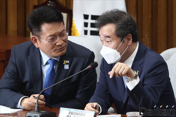 더불어민주당 송영길 의원과 이낙연 코로나19국난극복위원장. ⓒ데일리안 홍금표 기자