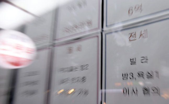 서울 시내에 위치한 한 공인중개소 외벽에 시세정보가 붙어있다.ⓒ뉴시스