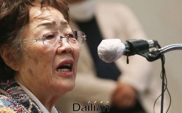 일본군 위안부 피해자인 이용수 할머니가 25일 오후 대구 수성구 인터불고 호텔에서 두 번째 기자회견을 열어 입장 발표를 하고 있다.ⓒ데일리안 류영주 기자